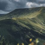 Quelle est la taille impressionnante des sauts à Red Bull Hardline en Tasmanie ? 24 découvrez la taille impressionnante des sauts lors de la red bull hardline, la compétition vtt la plus extrême et spectaculaire.