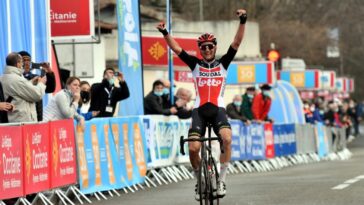 découvrez les émotions intenses des cinq derniers kilomètres interminables de tim wellens, un cycliste d'exception, dans ce récit captivant de ses exploits sportifs.