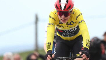 suivez la confrontation intense entre vingegaard et ayuso lors de la course paris-nice, avec analyses, résultats et moments clés.