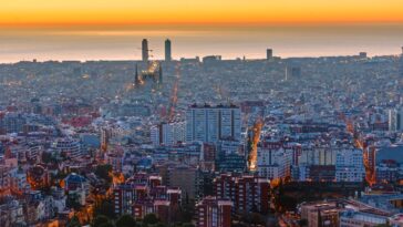 découvrez barcelone, la ville magique où les couleurs jaunes illuminent chaque coin, offrant une ambiance chaleureuse et vibrante à explorer.