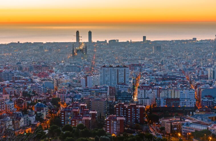découvrez barcelone, la ville magique où les couleurs jaunes illuminent chaque coin, offrant une ambiance chaleureuse et vibrante à explorer.