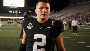 découvrez diego pavia, petit quarterback historique de vanderbilt, connu pour ses performances remarquables sur le terrain et son impact durable dans le football universitaire.