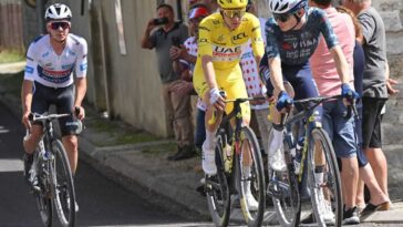 découvrez comment vingegaard a adopté une stratégie défensive tout au long de la semaine face à evenepoel lors des dernières compétitions cyclistes.