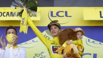 godon remporte une étape écourtée tandis que vingegaard se rapproche d'une victoire générale attendue.