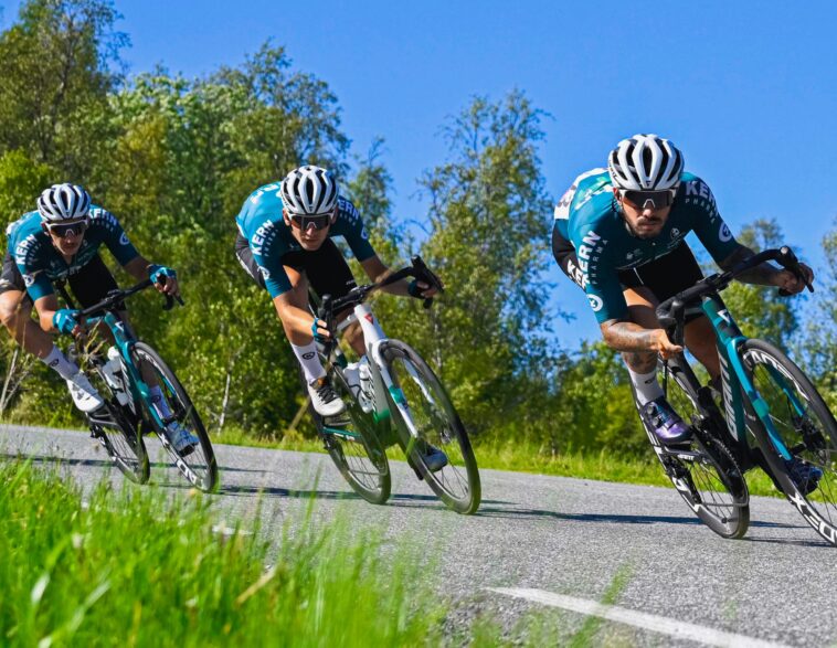 après 7 années d'engagement dans le cyclisme, kern pharma annonce son retrait, marquant la fin d'une aventure sportive riche en passion et en défis.