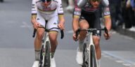 suivez la classique milan-san remo 2024 avec les performances captivantes de tadej pogačar et mathieu van der poel, deux stars du cyclisme mondial.
