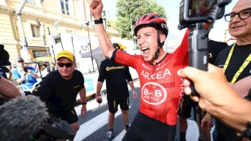 découvrez l’histoire captivante de tadej pogačar, entre douleurs intenses et gloire éclatante dans le monde du cyclisme professionnel.