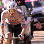 pogacar égalise cancellara à strade bianche, une performance historique qui marque la légende du cyclisme sur les routes blanches de toscane.