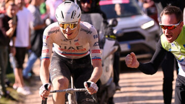 pogacar égalise cancellara à strade bianche, une performance historique qui marque la légende du cyclisme sur les routes blanches de toscane.