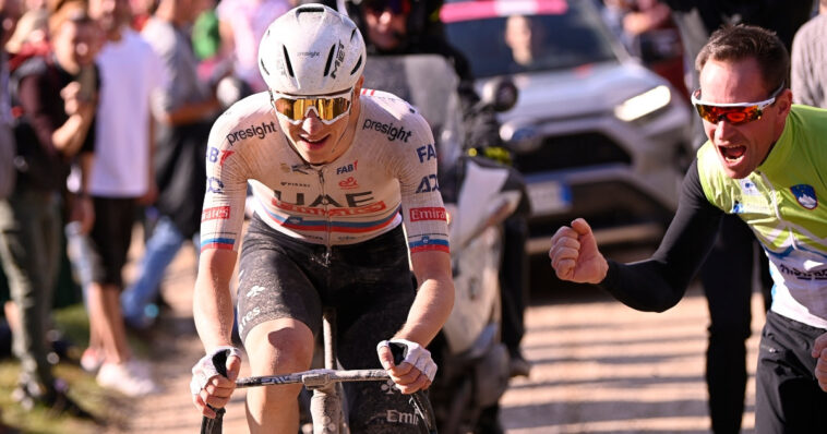 Pogacar triomphe à la Strade Bianche et égalise le score avec Cancellara 7 pogacar égalise cancellara à strade bianche, une performance historique qui marque la légende du cyclisme sur les routes blanches de toscane.