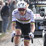 découvrez comment tadej pogačar se prépare à dominer la légendaire course paris-roubaix, prêt à relever le défi des pavés et à marquer l'histoire du cyclisme.
