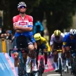 van der poel triomphe sur le sterrato tandis que del toro prend la tête au tirreno dans une compétition cycliste intense.