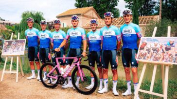 suivez l'étape cycliste avec l'équipe visma et découvrez toutes les infos sur la location de voitures pour leur déplacement pendant la course.