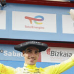 suivez les défis rencontrés par ayuso lors de la itzulia, une course cycliste exigeante où il fait face à des difficultés majeures.