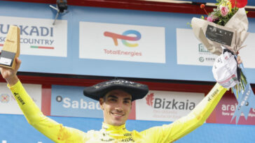 suivez les défis rencontrés par ayuso lors de la itzulia, une course cycliste exigeante où il fait face à des difficultés majeures.