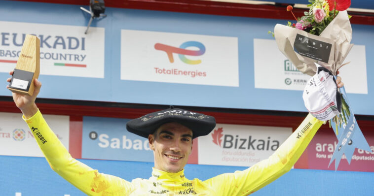 suivez les défis rencontrés par ayuso lors de la itzulia, une course cycliste exigeante où il fait face à des difficultés majeures.