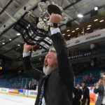 découvrez le remplacement de patrick roy par peter deboer à la tête des islanders en fin de saison, une décision stratégique majeure pour l'équipe.