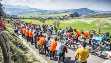 découvrez itzulia, une aventure cycliste unique à travers des paysages magnifiques. parfait pour les passionnés de vélo souhaitant explorer la région en français.