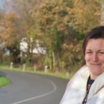 L'Épouse du Cycliste Décédé en Course Se Souvient d'un Accident Tragique Vu en Direct… 24 l'épouse du cycliste décédé partage ses souvenirs émouvants et revient sur les circonstances tragiques de l'accident qui a bouleversé leur vie.