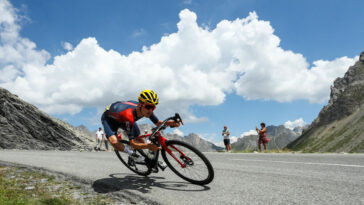 revivez le triomphe éclatant de pidcock et les progrès prometteurs de bernal dans cette course captivante.