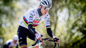 suivez tadej pogačar dans sa conquête des célèbres pavés de paris-roubaix, une étape mythique du cyclisme pleine de défis et d’émotions.