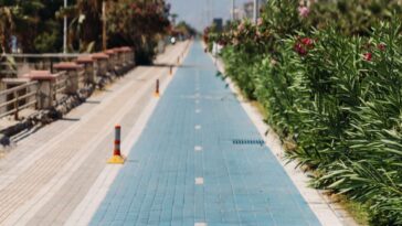 découvrez les travaux de création et d'amélioration de pistes cyclables bénéficiant à 5 millions d'utilisateurs, pour des trajets plus sûrs et agréables en vélo.