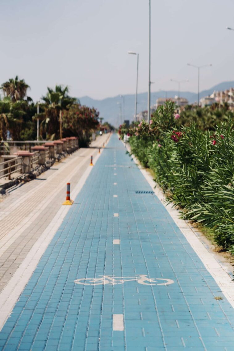 découvrez les travaux de création et d'amélioration de pistes cyclables bénéficiant à 5 millions d'utilisateurs, pour des trajets plus sûrs et agréables en vélo.