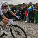 Van Aert inscrit son nom dans l'histoire en remportant une Paris-Roubaix mémorable face à Pogacar 24 revivez la victoire historique de van aert dans paris-roubaix, où il a dominé pogacar dans une course mémorable et intense.