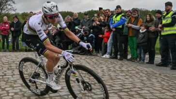 revivez la victoire historique de van aert dans paris-roubaix, où il a dominé pogacar dans une course mémorable et intense.