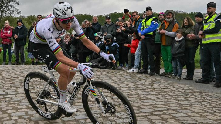 Van Aert inscrit son nom dans l'histoire en remportant une Paris-Roubaix mémorable face à Pogacar 7 revivez la victoire historique de van aert dans paris-roubaix, où il a dominé pogacar dans une course mémorable et intense.