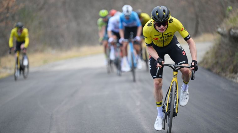 giro ne facilite pas la préparation de vingegaard pour le tour de france, soulevant des défis majeurs pour le coureur danois.