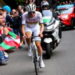 godon s’impose et rejoint pogacar en tête à la route de romandie, un affrontement palpitant entre deux grands cyclistes.