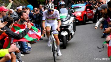 godon s’impose et rejoint pogacar en tête à la route de romandie, un affrontement palpitant entre deux grands cyclistes.