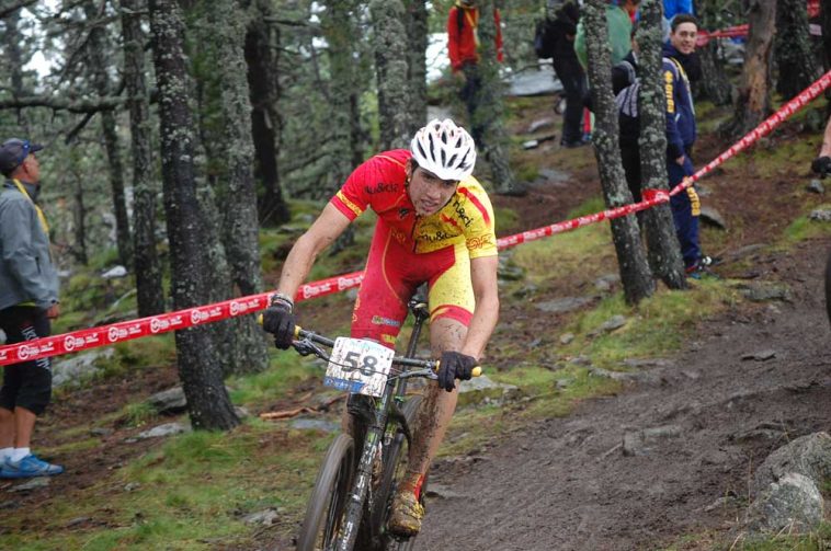 découvrez le retour spectaculaire de roberto bou au marathon vtt en espagne, une performance pleine de passion et de défi.
