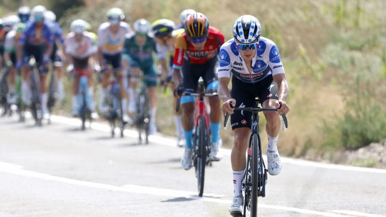 découvrez le retour palpitant de la vuelta féminine avec les étapes emblématiques de l'angliru et de blasí, offrant des moments intenses de cyclisme au féminin.