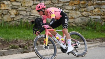 suivez tadej pogačar à la vuelta, découvrez ses performances, ses étapes clés et son parcours dans cette grande course cycliste espagnole.