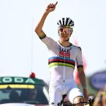 suivez la dernière étape de la vuelta avec tadej pogačar, entre suspense et performances exceptionnelles. retrouvez tous les moments forts et analyses.