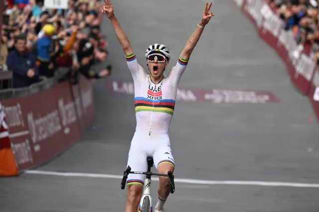 Pogacar en mode accéléré : l'impétuosité d'un champion 7 découvrez l'impétuosité de tadej pogačar, un champion au courage et à la détermination hors du commun, qui révolutionne le monde du cyclisme.
